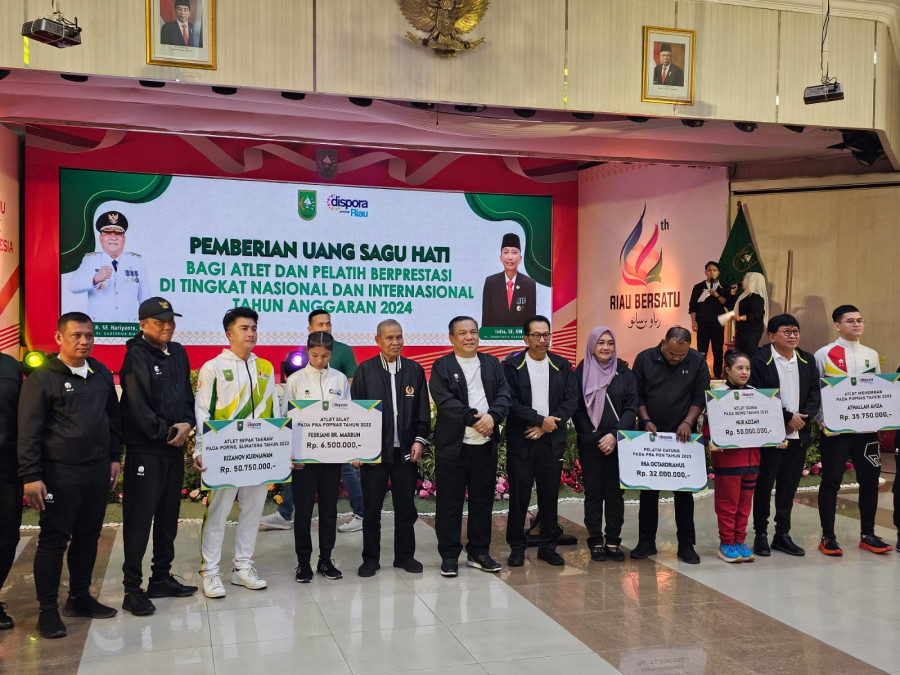 Atlet dan Pelatih Berprestasi SoIna Terima Uang Sagu Hati dari Pemprov Riau