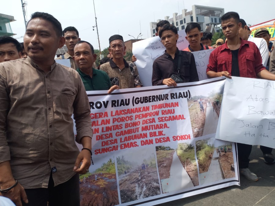 Warga Demo Tuntut Jalan Lintas Bono Segera Diperbaiki