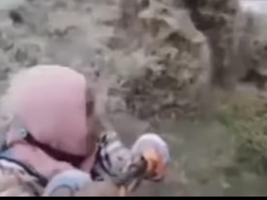 Demi KontenÂ Wanita di Pelalawan Rela Dihantam Ombak Bono