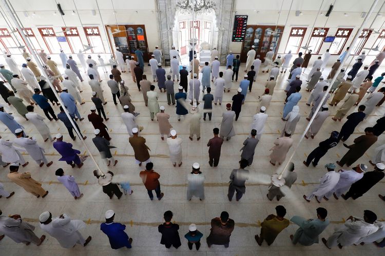 Masjid Tak Mampu Tampung Jamaah, MUI Beri Opsi Salat Jumat di Tempat Lainnya