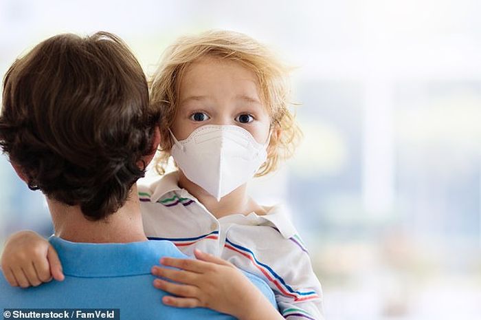 Di Inggris, Anak-anak Dilarang Pakai Masker