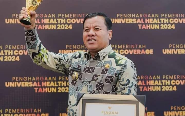Bupati Kuansing Dr. H. Suhardiman Amby Terima Penghargaan UHC