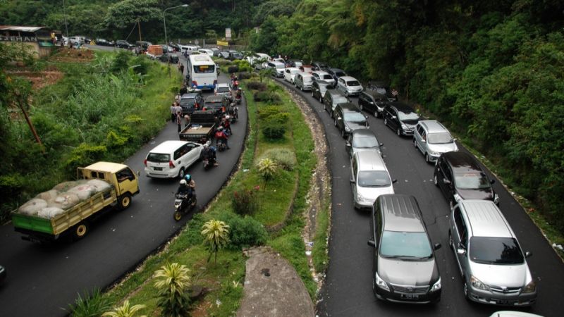 Wisatawan Membludak, Jalur Puncak Bogor Macet Parah