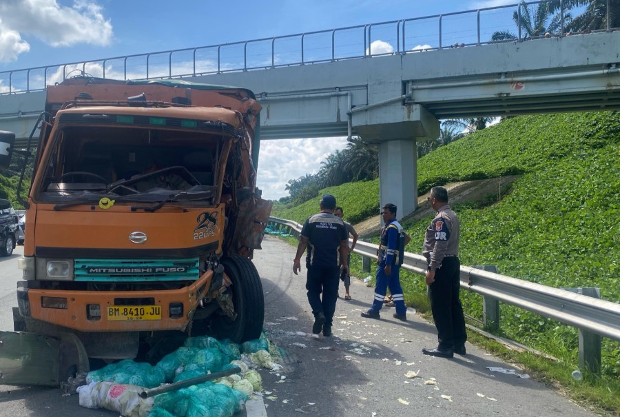 Truk Terguling di Tol Pekanbaru–Dumai, Muatan Sayur Berserakan