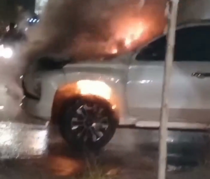 Viral! Mobil Pajero Sport Baru Tiba-tiba Terbakar di Jalan HR Soebrantas