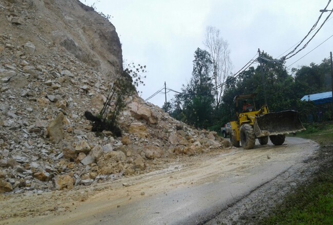 Curah Hujan Tinggi, Bukit Jalan Lintas Riau-Sumbar Tanjung Alai Kampar Longsor 