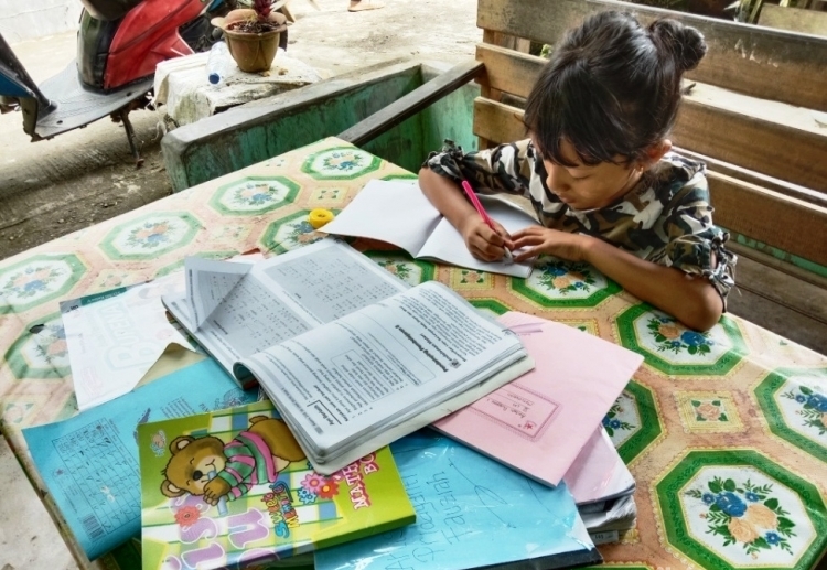Kemendikbud: Guru Jangan Bebankan Tugas di Luar Kemampuan Siswa 
