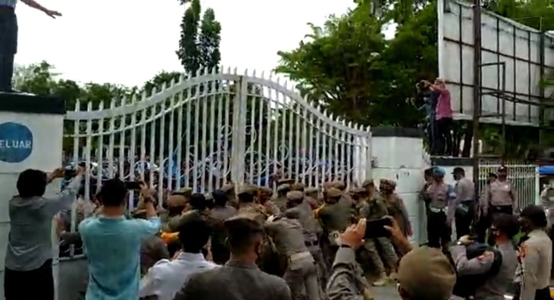 Aksi Demo Mahasiswa Riau Ricuh, Polisi Tembakkan Gas Air Mata