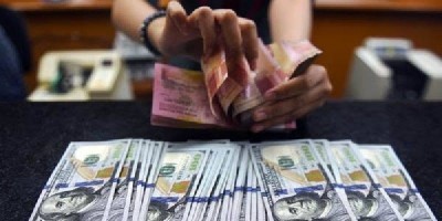 Dolar Tekan Rupiah ke Level Rp14.300/USD