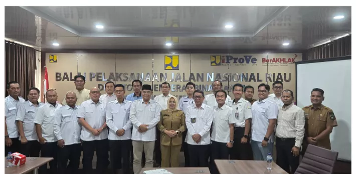 Senator Abdul Hamid Desak BPJN Kebut Proyek Jalan Pelalawan–Sorek
