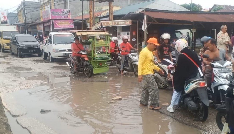 Warga Keluhkan Jalan Suka Karya Panam Bak Kubangan Kerbau