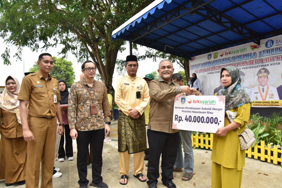 BRK Syariah Serahkan Layanan QRIS pada 219 PKL di Tepi Laut Tanjungpinang