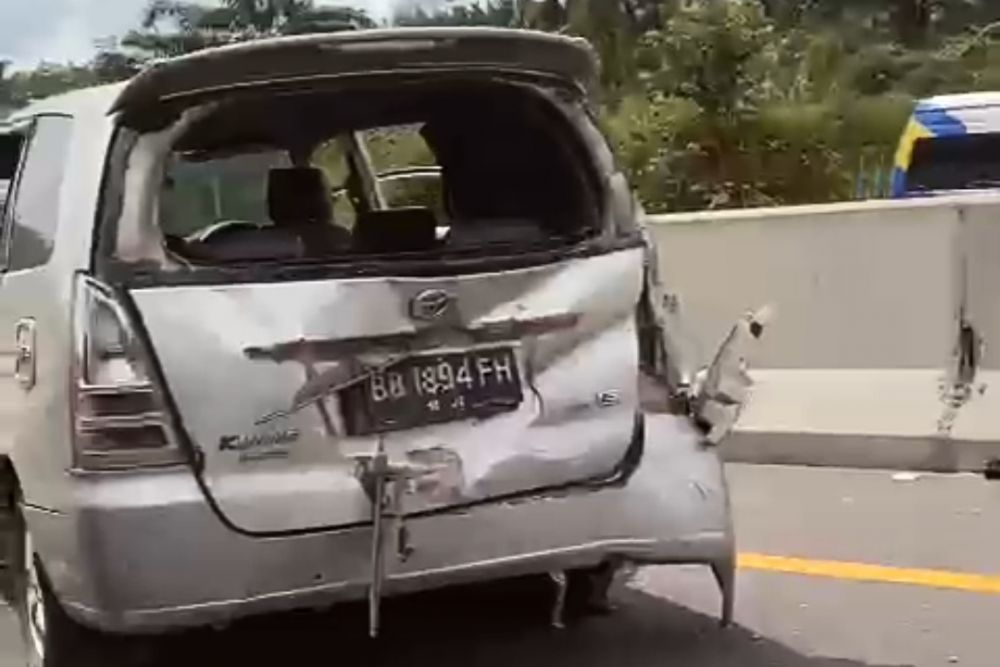 Terungkap ! Kecelakaan Mobil Inova di Tol Permai Karena Pecah Ban