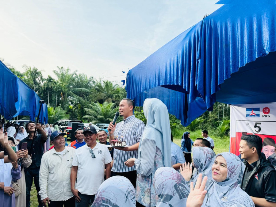 Kampanye Dialogis di Rumbai Barat, Agung Nugroho Dapat Kejutan Ultah