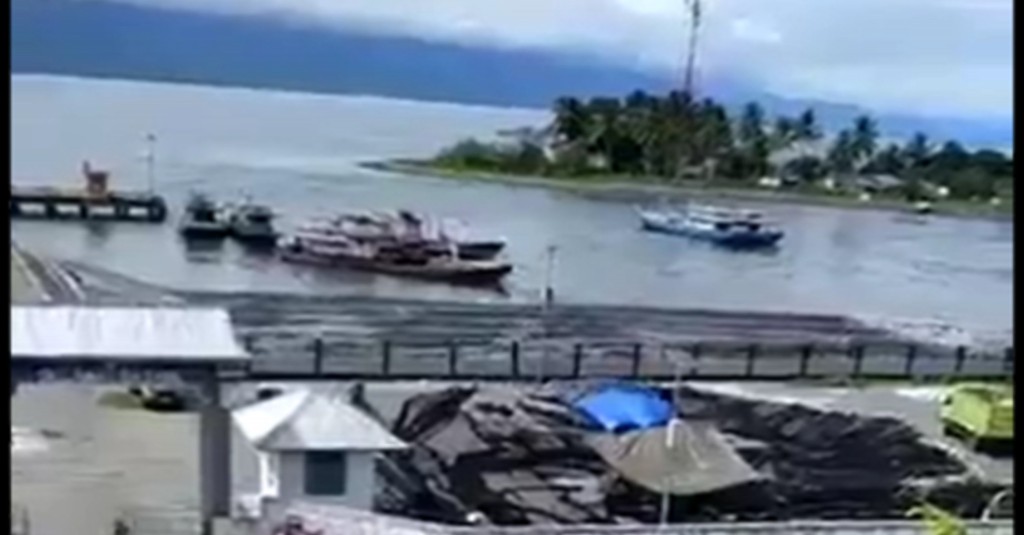 Warga Berhamburan Lihat Gelombang Air Usai Gempa Maluku 