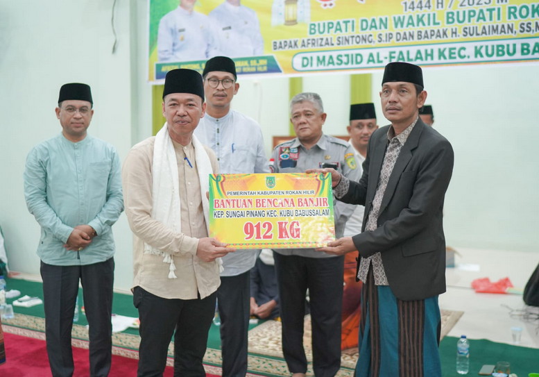 Bupati Rohil Salurkan Sejumlah Bantuan Saat Safari Ramadhan di Kubu dan Kuba