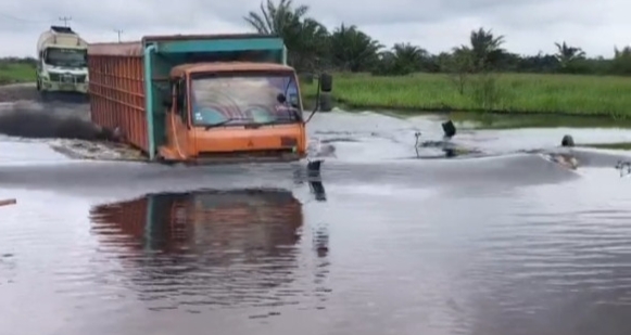 Banjir  Rohul Kian Parah, Jalan Lintas Sontang-Duri Lumpuh untuk Kendaraan Kecil