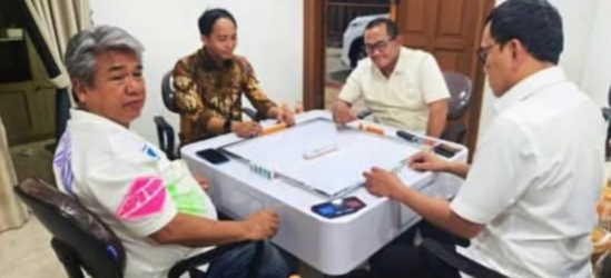 Foto Main Domino Viral, Menhut Raja Juli Klarifikasi Tak Kenal Tersangka Pembalakan Liar