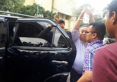 Dengan Tangan Diborgol Lieus Sungkharisma Tiba di Polda Metro Jaya 