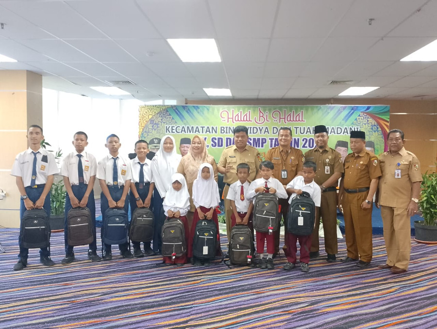 Disdik Pekanbaru Serahkan Bantuan Zakat kepada Siswa Tak Mampu di Kecamatan Bina Widya dan Tuah Madani