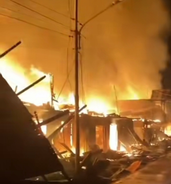 Pasar Peranap Terbakar, Api Berkobar di Tengah Angin Kencang