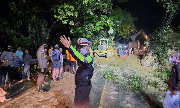 Sempat Tertutup Longsor, Jalan Lintas Riau-Sumbar Kembali Normal