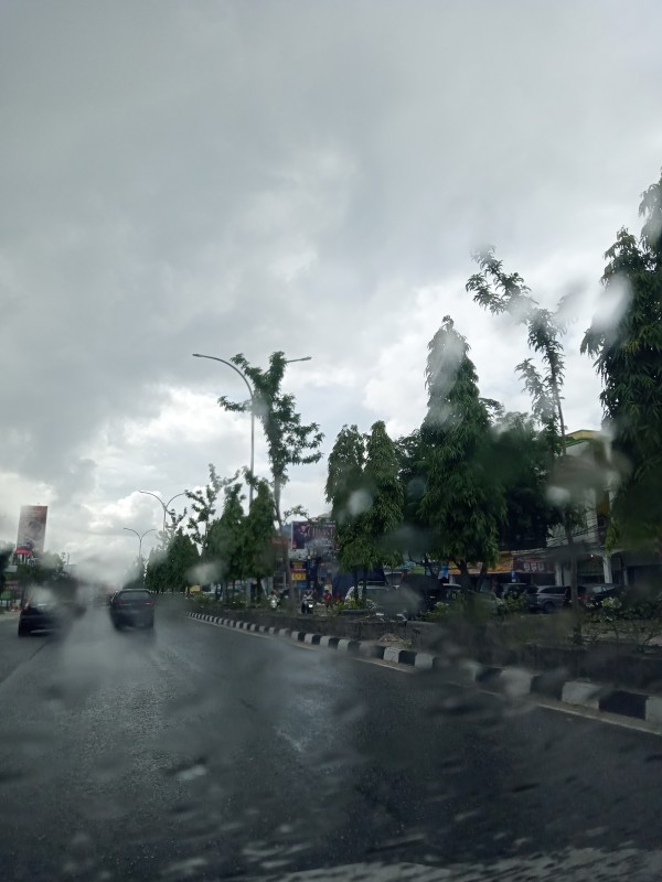 BMKG Peringatkan Hujan Lebat Disertai Petir Berpotensi Guyur Riau Sore Ini