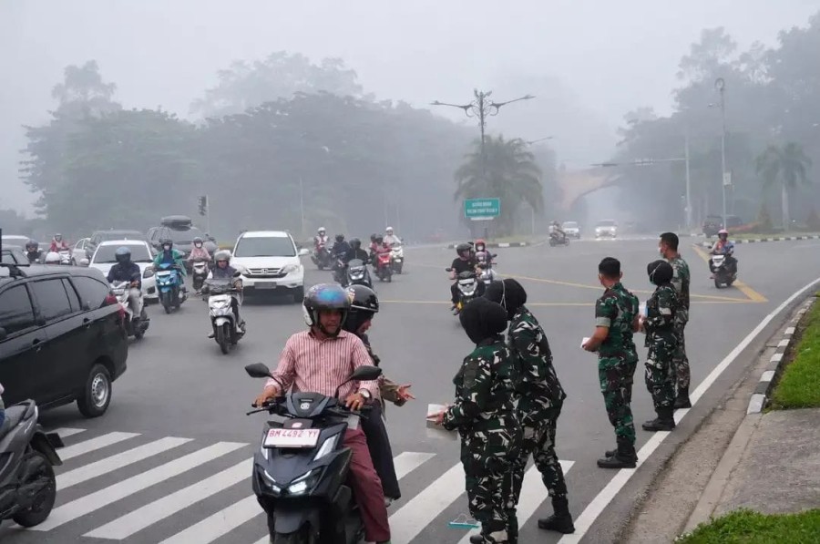 Lanud Rsn Bagikan Masker di Tengah Kabut Asap
