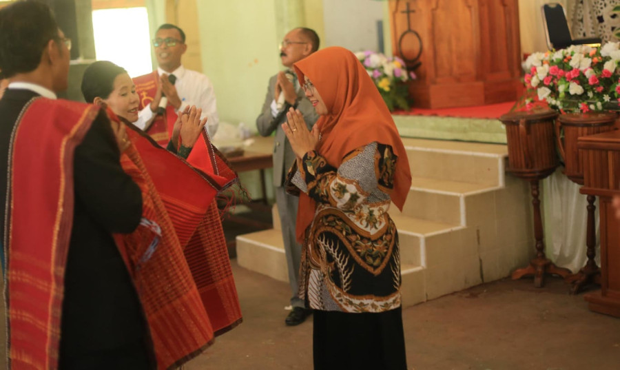 Tangis Haru Saat Dr.Afni Terima Ulos Diiringi Margogo Ijur Bari dari HKBP Minas