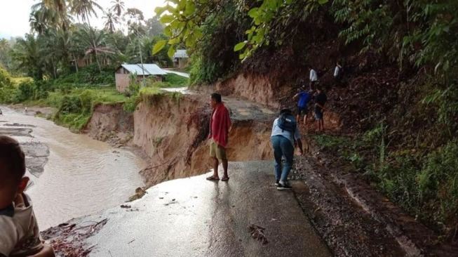 Diterjang Banjir, Akses Jalan Rusak di Padang Pariaman 