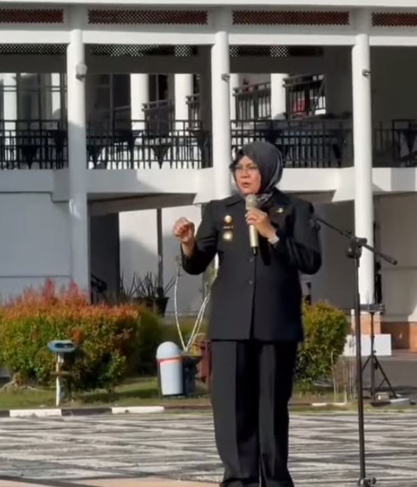 Bupati Afni Zulkifli Pimpin Apel Perdana, Titip Pesan Moral dan Etika Bekerja
