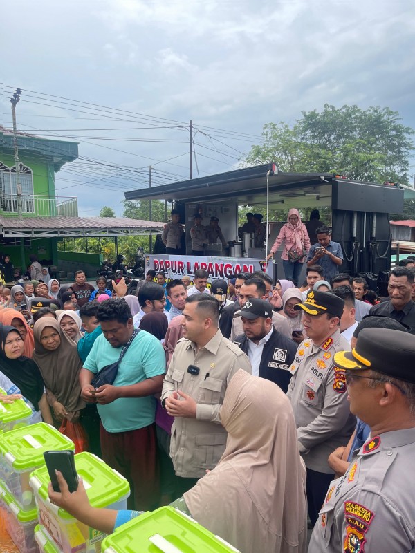 Sambangi Korban Banjir Rumbai, Gerindra Serahkan 1.000 Paket Sembako