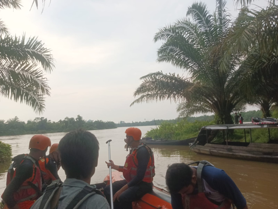 Sampan Terbalik, Nelayan di Buluh Cina Hilang Terseret Arus Sungai Kampar