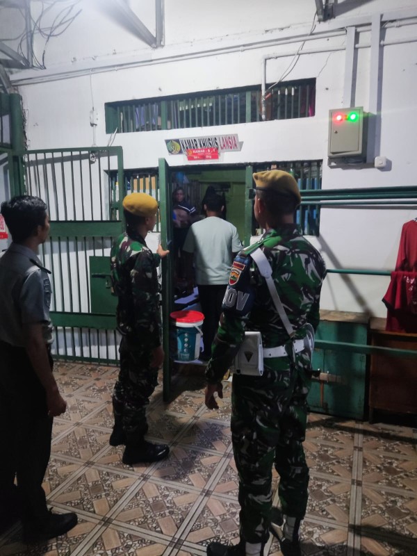 Lapas Pekanbaru dan TNI Razia Malam, Temukan Barang Terlarang di Kamar Warga Binaan