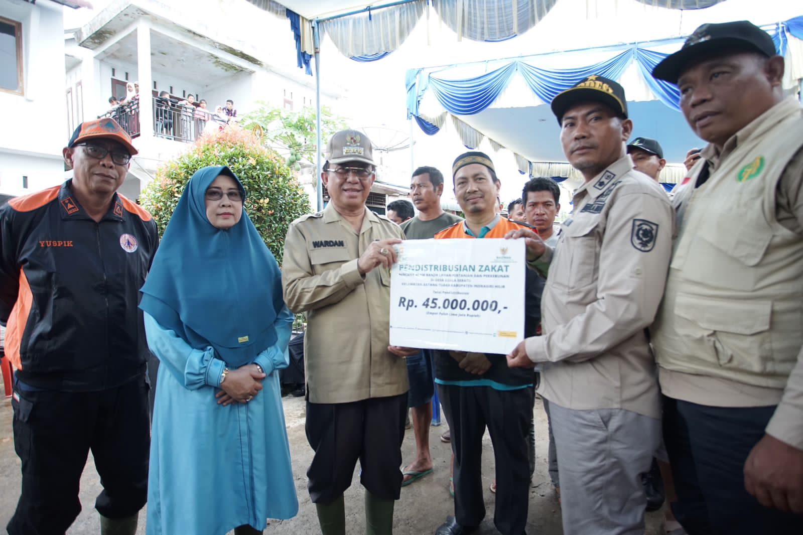 Kunjungi Korban Banjir di Kuala Sebatu, Bupati Inhil Serahkan Bantuan dan Zakat Rp45 Juta
