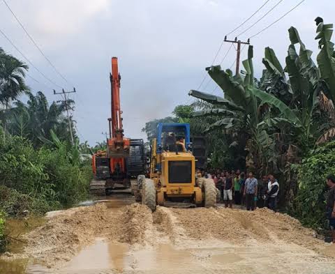 Perbaikan Jalan Rengat - Tembilahan Terkendala Cuaca