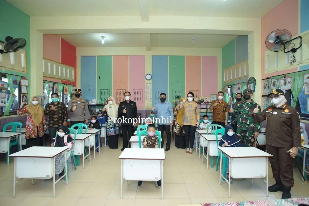 Bupati Inhil H.M.Wardan Tinjau Beberapa Sekolah yang Lakukan Pembelajaran Tatap Muka