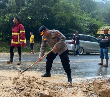 Jalan Riau-Sumbar Longsor, Lalu Lintas Putus Total