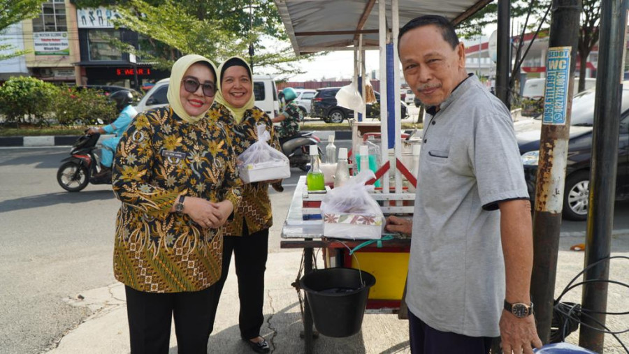 Ikatan Adhyaksa Dharmakarini Riau Berbagi Takjil pada Masyarakat