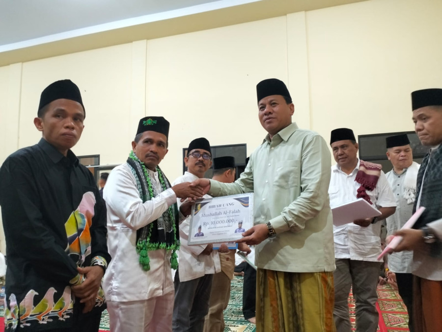 Bupati Kuansing Beri Hadiah Umrah Gratis pada Pengurus Masjid Al-Hidayah