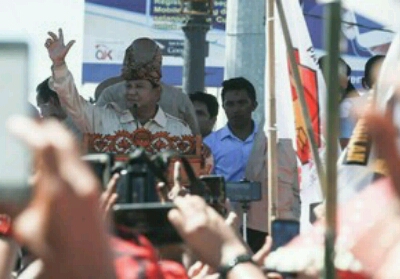 Kampanye di Padang, Prabowo Ajak Pendukung Jaga TPS dari Hantu yang Mau Memilih
