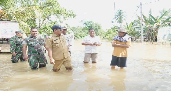 Bupati Kuansing Tinjau Warga Korban Banjir di Kuantan Hilir Seberang
