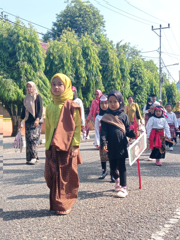 Peringati Hari Pahlawan  Siswa TK-KB Islam Quratun Ayun Teluk Kuantan Pawai dan Cosplay Baju Pahlawan