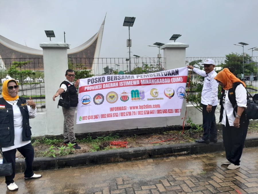 Solidaritas di Tengah Bencana, Spanduk Posko Bantuan dan Tuntutan DIM Hiasi Masjid Raya Sumbar