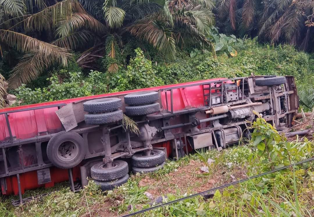 Supir Mengantuk, Truk Pengangkut CPO Masuk Jurang di Jalan Lintas Timur