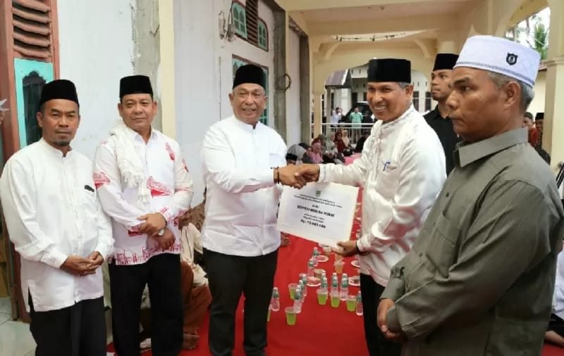 Safari Ramadan, Bupati Rohul Serahkan Bantuan Rp 50 Juta untuk Masjid Baitannur