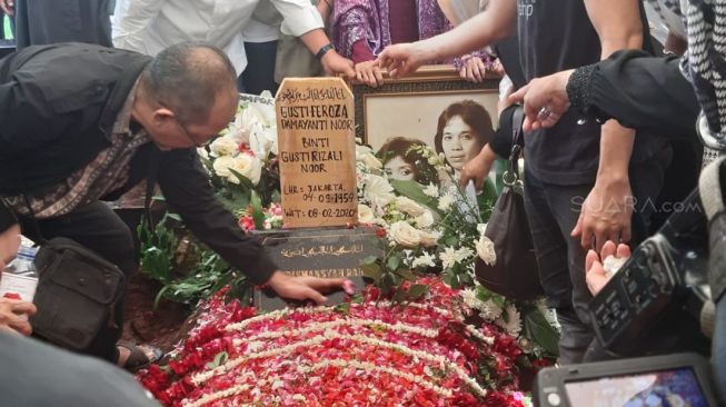 Damayanti Noor Meninggal Dunia, Jenazah Dimakamkan Satu Liang Lahat Bersama Almarhum Chrisye