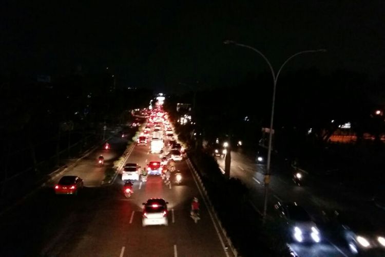 PLN Cabut Aliran Listrik, Sejumlah Ruas Jalan di Pekanbaru Gelap