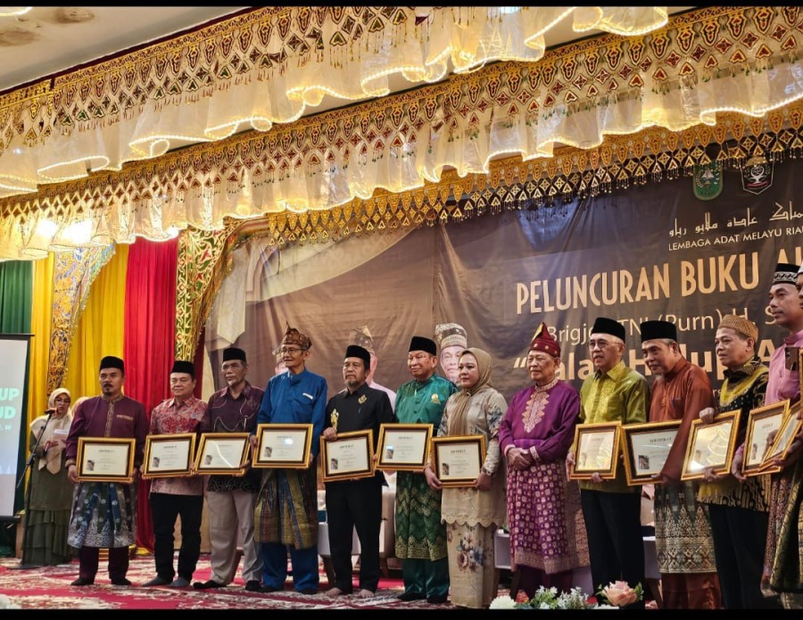H Saleh Djasit Luncurkan Autobiografi Menanam Marwah, dari Pujud untuk Riau