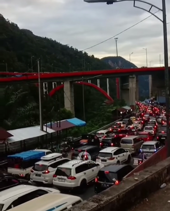 Lebaran Ketiga, Pemudik Terjebak Macet Panjang di Kelok Sembilan